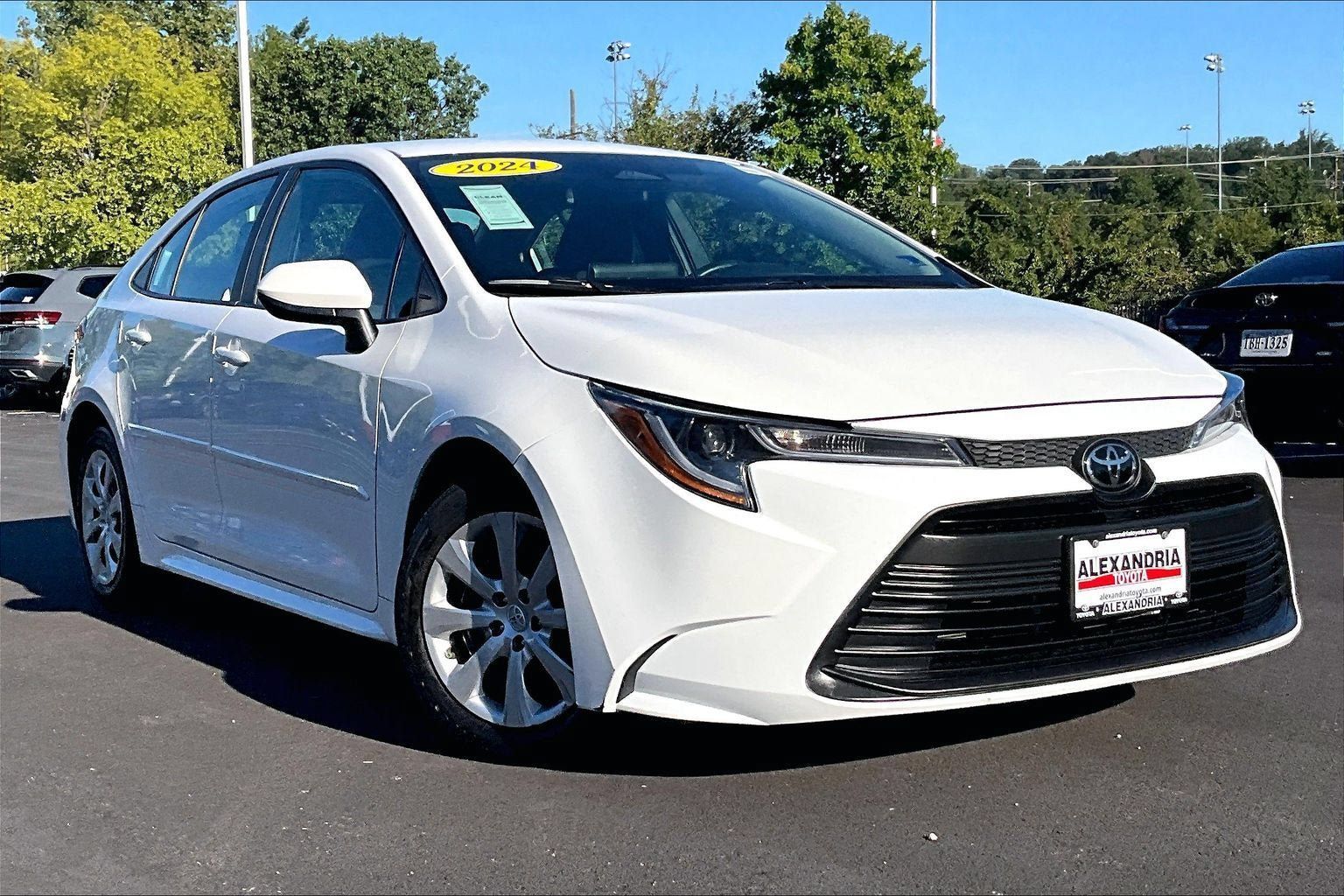 Used 2024 Toyota Corolla LE FWD image 2