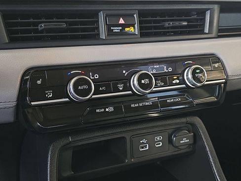 Certified 2025 Honda Pilot Touring image 24