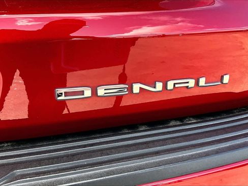 Used 2022 GMC Yukon Denali w/ Denali Premium Package image 10