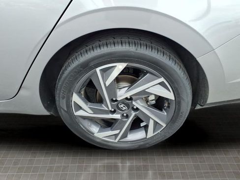 Used 2025 Hyundai Elantra Limited FWD image 13
