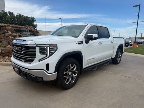 Used 2024 GMC Sierra 1500 SLT image 2