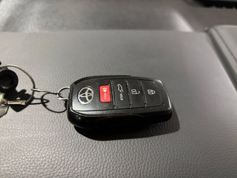 Used 2025 Toyota Highlander LE FWD image 21