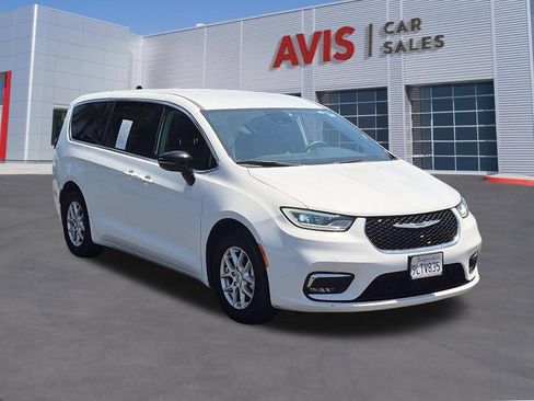 Used 2024 Chrysler Pacifica Touring-L FWD image 3