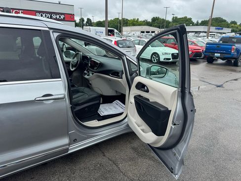 Used 2018 Chrysler Pacifica Limited FWD image 9