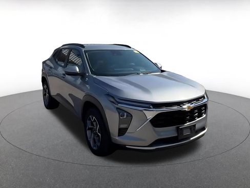 Used 2025 Chevrolet Trax LT FWD image 3
