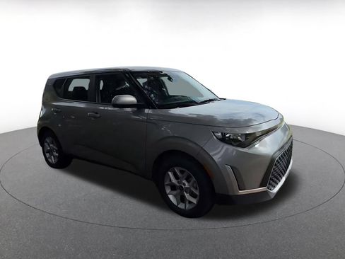 Used 2025 Kia Soul LX w/ LX Technology Package FWD image 2