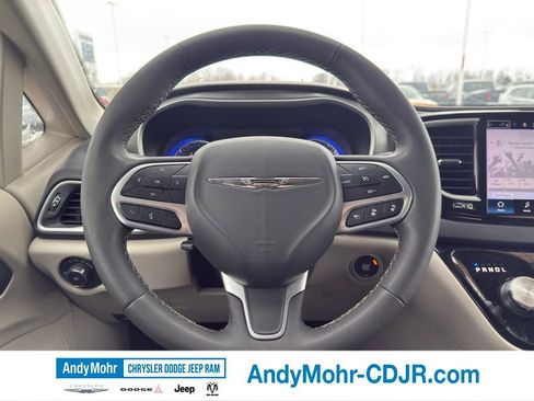 Used 2023 Chrysler Pacifica Touring-L FWD image 8