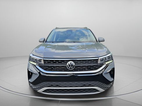 Used 2022 Volkswagen Taos SE w/ Panoramic Sunroof Package FWD image 8