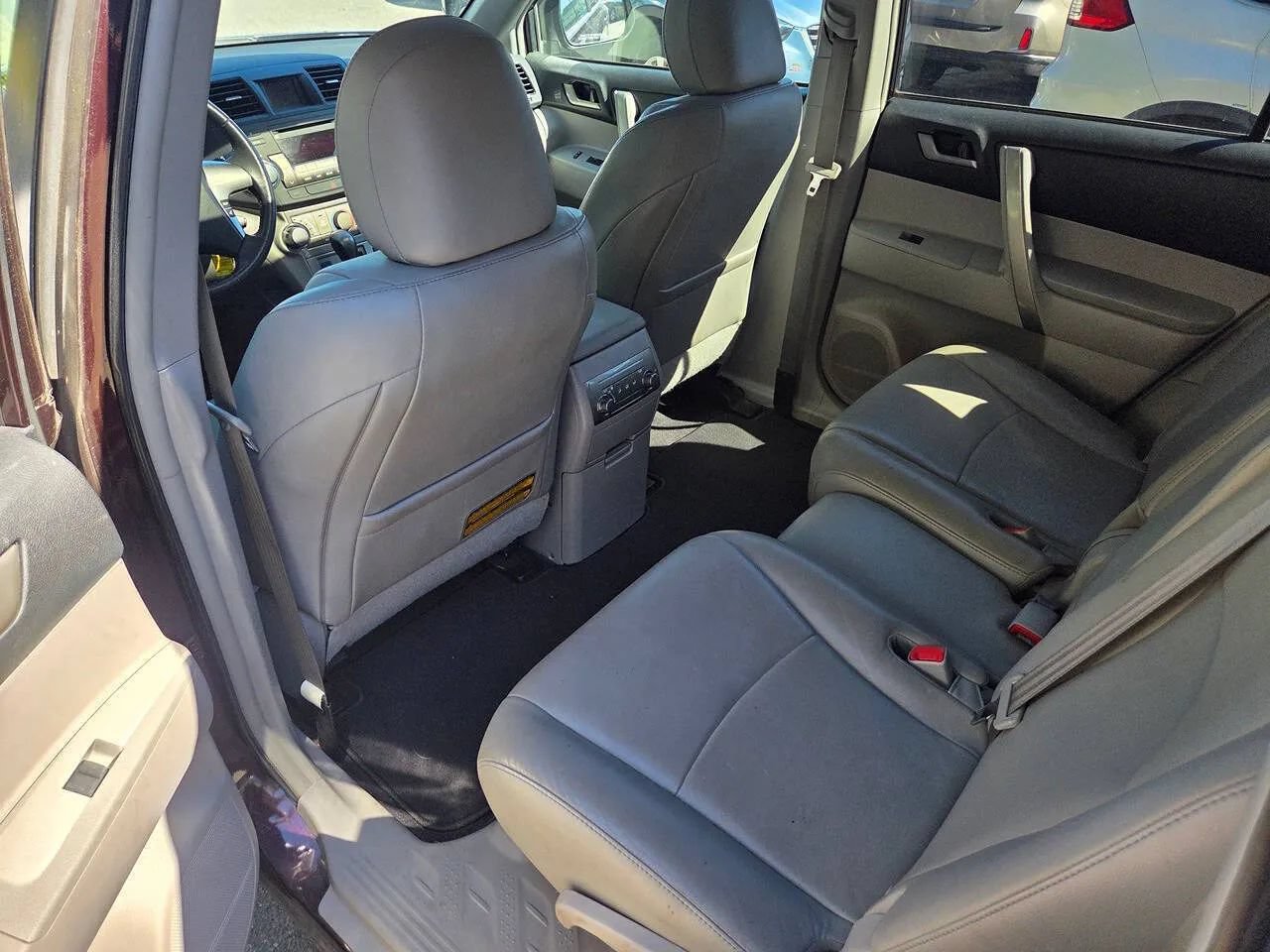 Used 2012 Toyota Highlander SE w/ Tow Pkg AWD/4WD image 4
