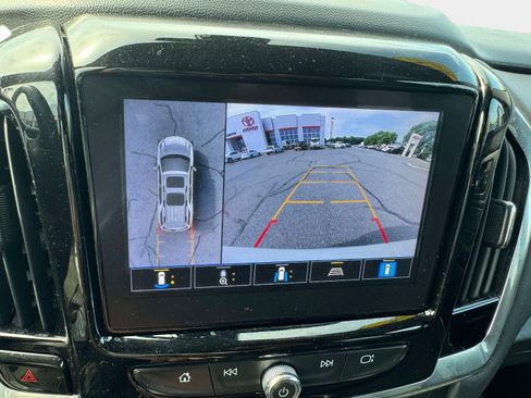 Used 2023 Chevrolet Traverse Premier FWD image 30