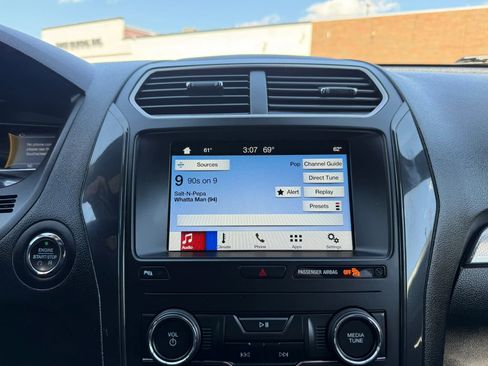 Used 2018 Ford Explorer XLT w/ Equipment Group 202A AWD/4WD image 34