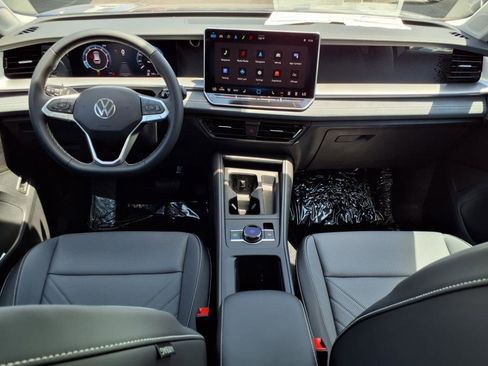 New 2025 Volkswagen Tiguan SE image 17