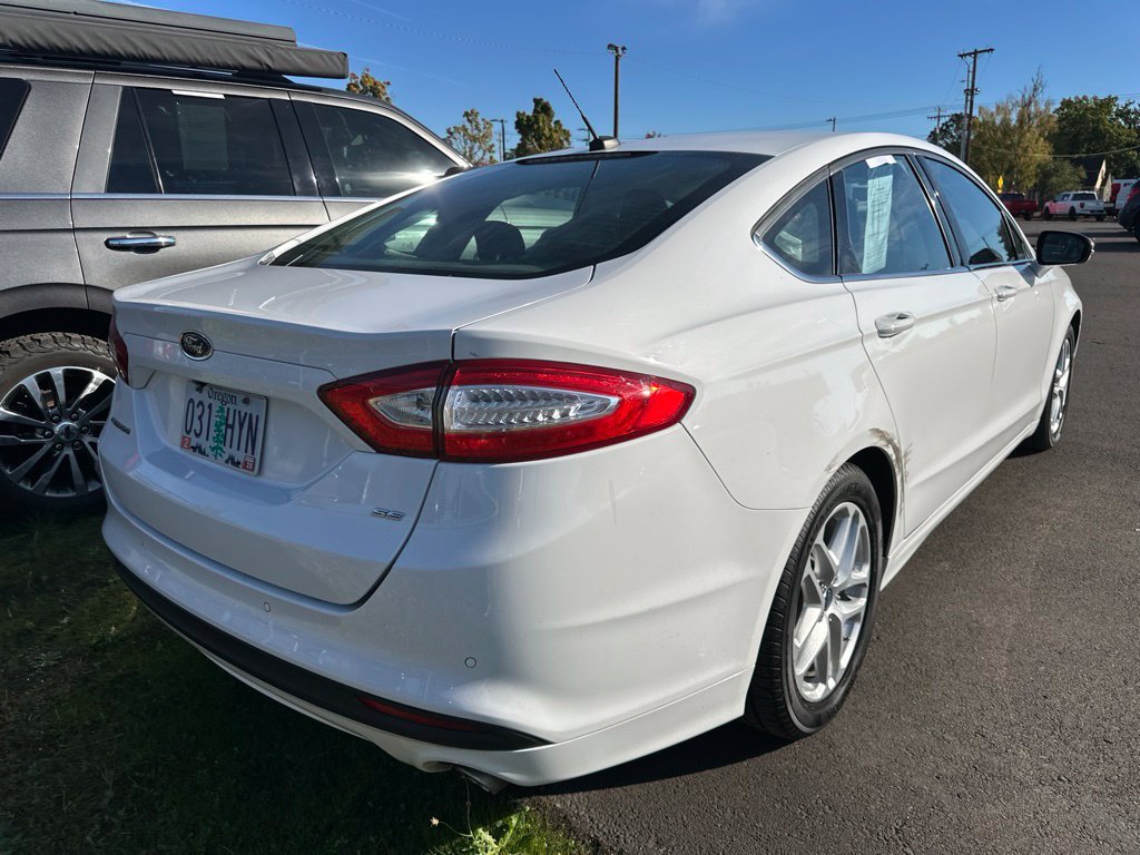 Used 2016 Ford Fusion SE FWD image 4