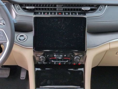 New 2025 Jeep Grand Cherokee L Limited w/ Luxury Tech Group II RWD image 18