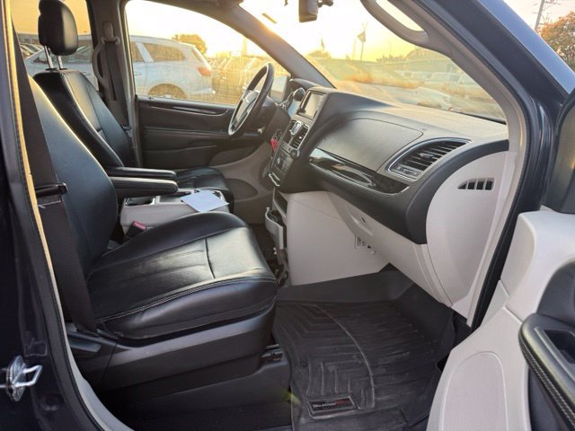 Used 2013 Chrysler Town & Country Touring FWD image 12