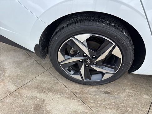 Used 2023 Hyundai Elantra SEL w/ Convenience Package image 9