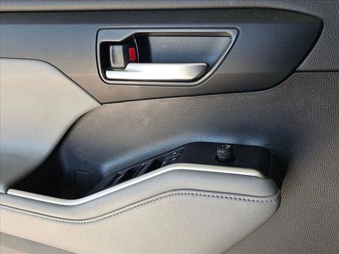 Used 2022 Toyota Highlander XLE image 6