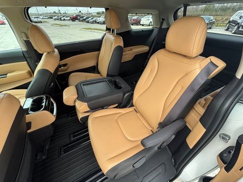 Used 2024 Kia Carnival EX image 22