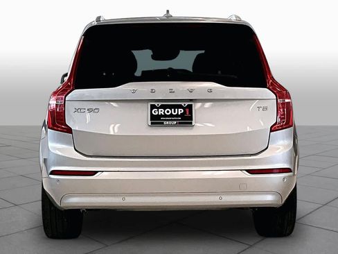 Used 2022 Volvo XC90 T5 Momentum w/ Climate Package FWD image 4