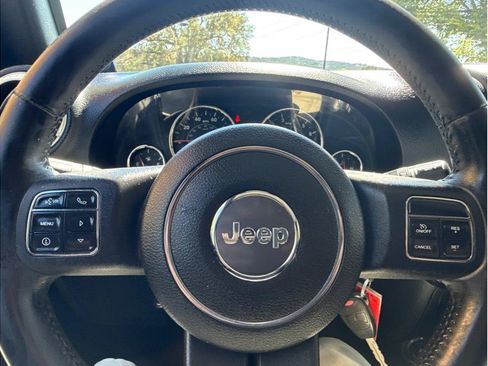 Used 2012 Jeep Wrangler Unlimited Sahara w/ Connectivity Group AWD/4WD image 14
