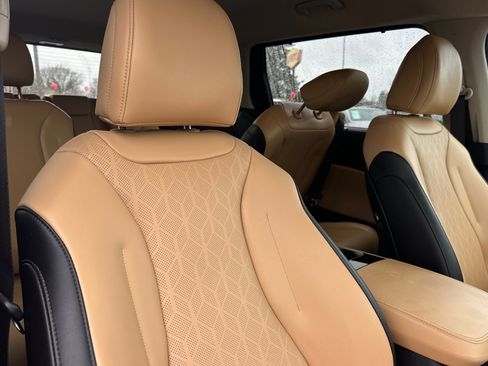 Used 2024 Kia Carnival EX image 17