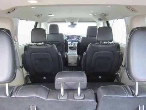 Used 2024 Chrysler Pacifica Touring-L image 28