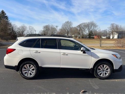 Used 2017 Subaru Outback 2.5i Premium image 5