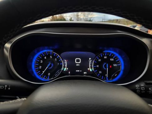 Used 2023 Chrysler Pacifica Touring-L FWD image 29