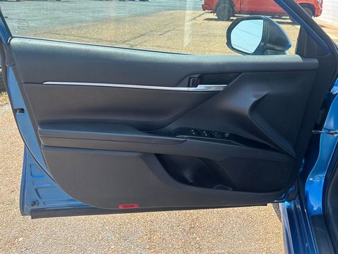 Used 2020 Toyota Camry SE FWD image 6