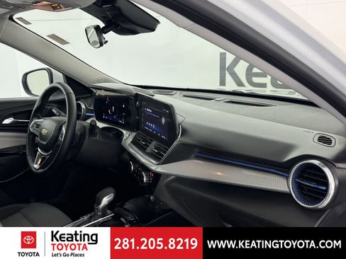 Used 2025 Chevrolet Trax LT w/ LT Convenience Package image 21