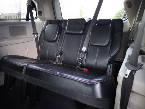 Used 2015 Chrysler Town & Country Limited Platinum FWD image 17