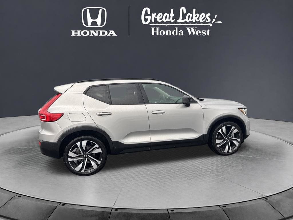 Used 2023 Volvo XC40 B5 Plus w/ Driver Assist Package AWD/4WD image 8