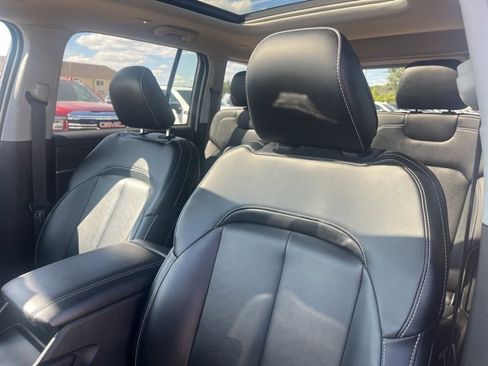 Used 2024 Jeep Grand Cherokee Limited w/ Black Appearance Package image 18