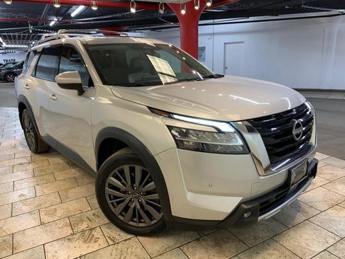 Used 2022 Nissan Pathfinder SL w/ SL Premium Package image 3