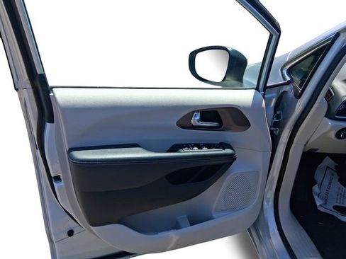 Used 2023 Chrysler Voyager LX FWD image 11