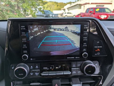 Used 2022 Toyota Highlander XLE image 24