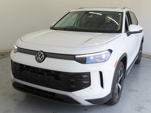 Used 2026 Volkswagen Tiguan SE FWD image 8
