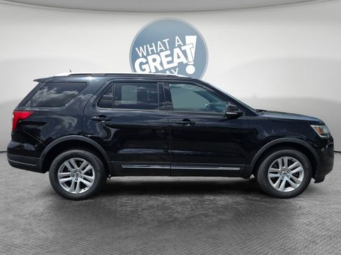 Used 2019 Ford Explorer XLT w/ Equipment Group 202A AWD/4WD image 2