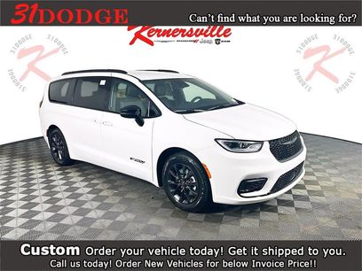 New 2025 Chrysler Pacifica Select w/ Uconnect Theater Family Group