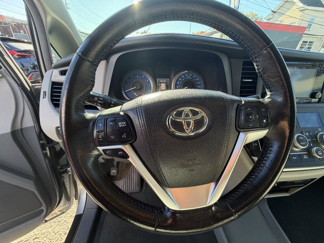 Used 2017 Toyota Sienna XLE w/ XLE Navigation Package FWD image 25