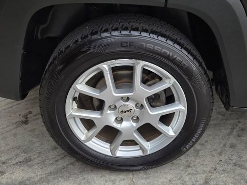 Used 2022 Jeep Renegade Latitude w/ Convenience Group AWD/4WD image 9