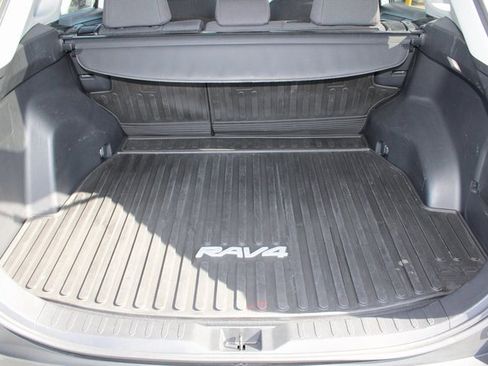 Used 2022 Toyota RAV4 LE image 7