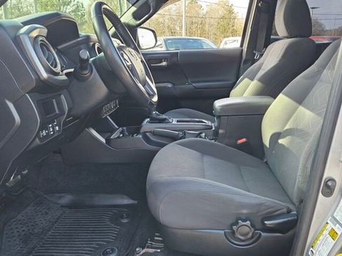 Used 2017 Toyota Tacoma TRD Sport image 6