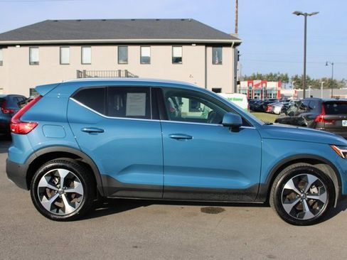Used 2025 Volvo XC40 B5 Plus image 6