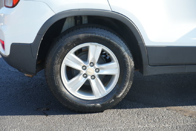 Used 2019 Chevrolet Trax LS w/ Tint and Cruise Package FWD image 9