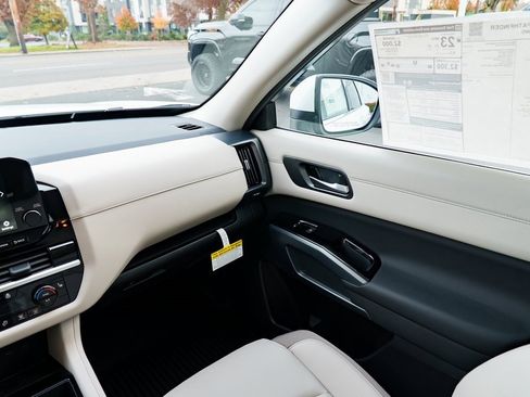 New 2025 Nissan Pathfinder SL image 9