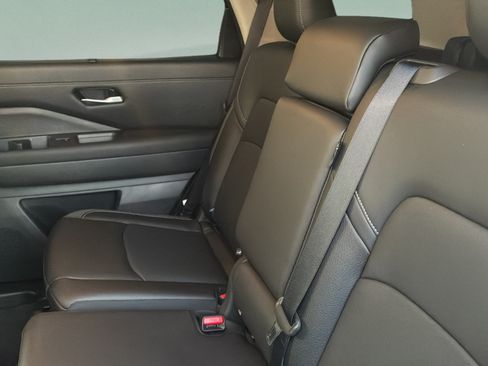 Used 2025 Nissan Pathfinder SL FWD image 25