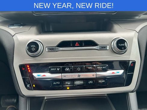 Used 2022 Ford Explorer XLT w/ Equipment Group 202A image 18