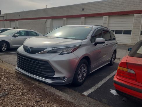 Used 2021 Toyota Sienna XLE image 1
