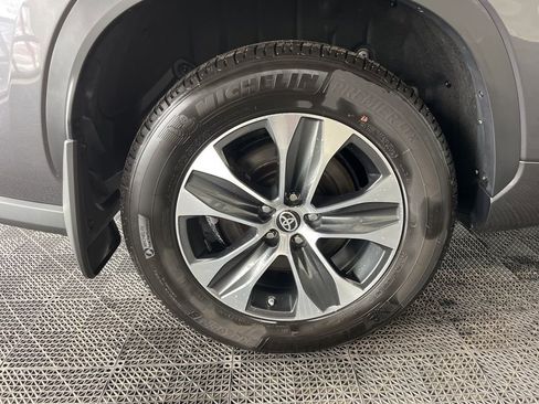 Used 2023 Toyota Highlander XLE image 28